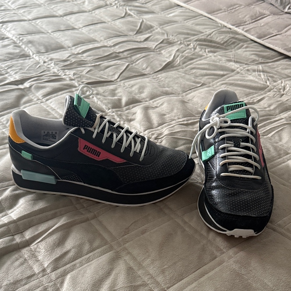 Puma Men's Black and Pink Sneakers